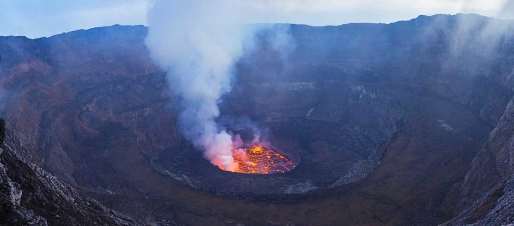 Horká láva na dně kráteru